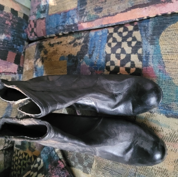 SMALL BOOTS 👢 - Picture 2 of 4